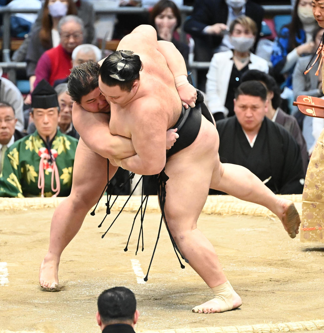 朝乃山（右）は落合を上手投げで破る（撮影・和賀正仁）