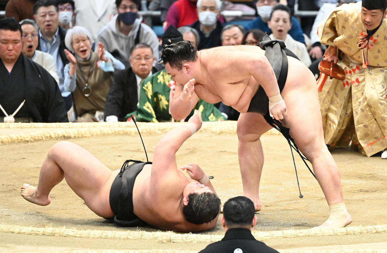 朝乃山（右）は落合を上手投げで破る（撮影・和賀正仁）