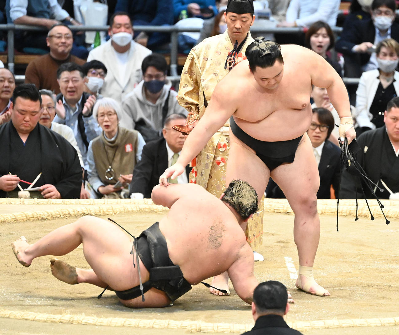 朝乃山（右）は落合を上手投げで破る（撮影・和賀正仁）