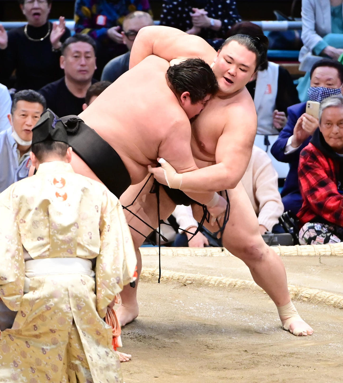 朝乃山（右）は落合に土俵際へ攻め込まれる（撮影・小沢裕）