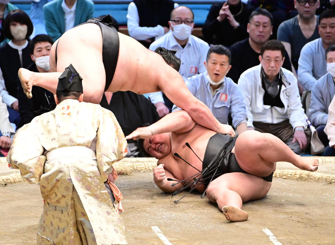 朝乃山（左）は落合を上手投げで破る（撮影・小沢裕）