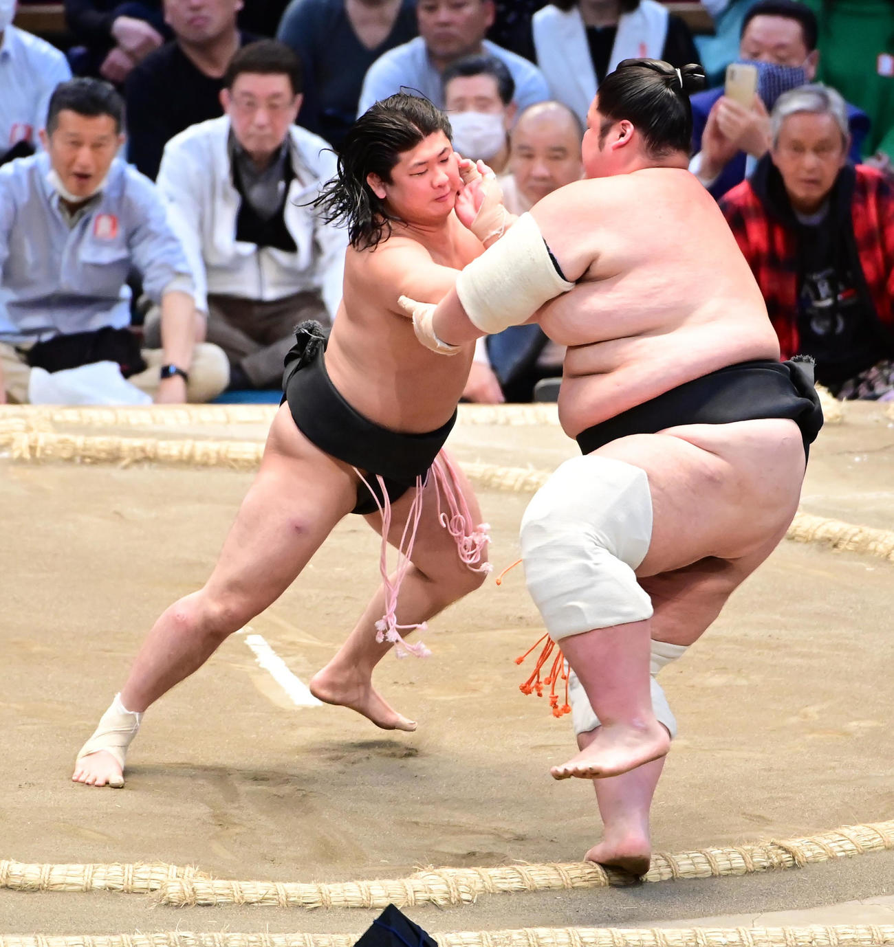 東俊隆（左）は優勝決定戦で清乃海を破り三段目優勝を決める（撮影・小沢裕）