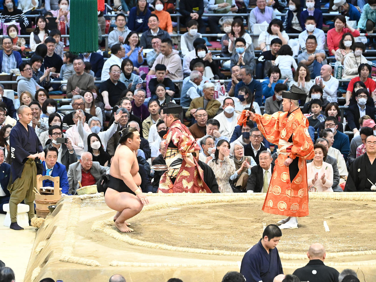 軍配通り霧馬山の勝ちとなる（撮影・和賀正仁）