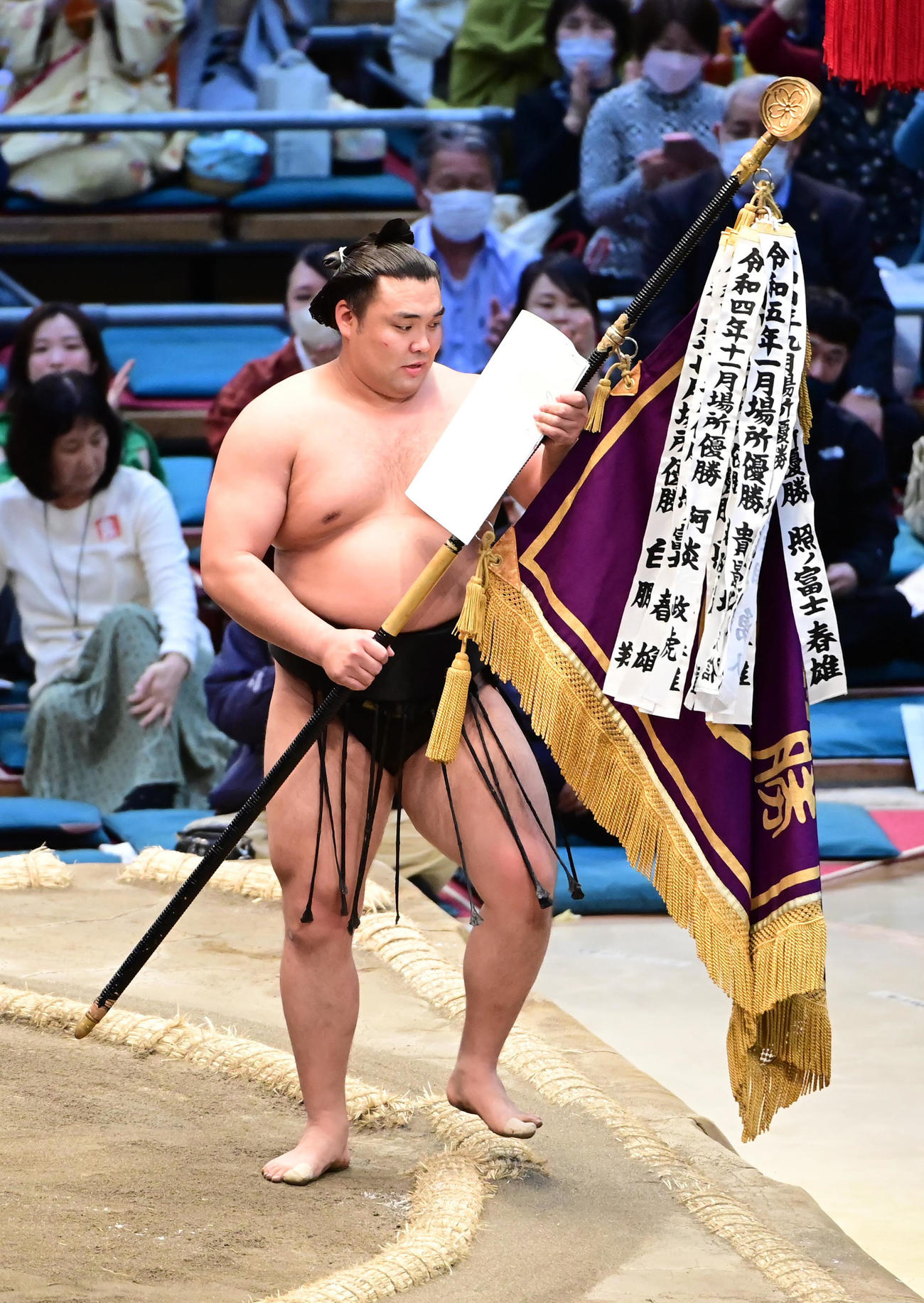幕内初優勝を決め優勝旗を手にする霧馬山（撮影・小沢裕）