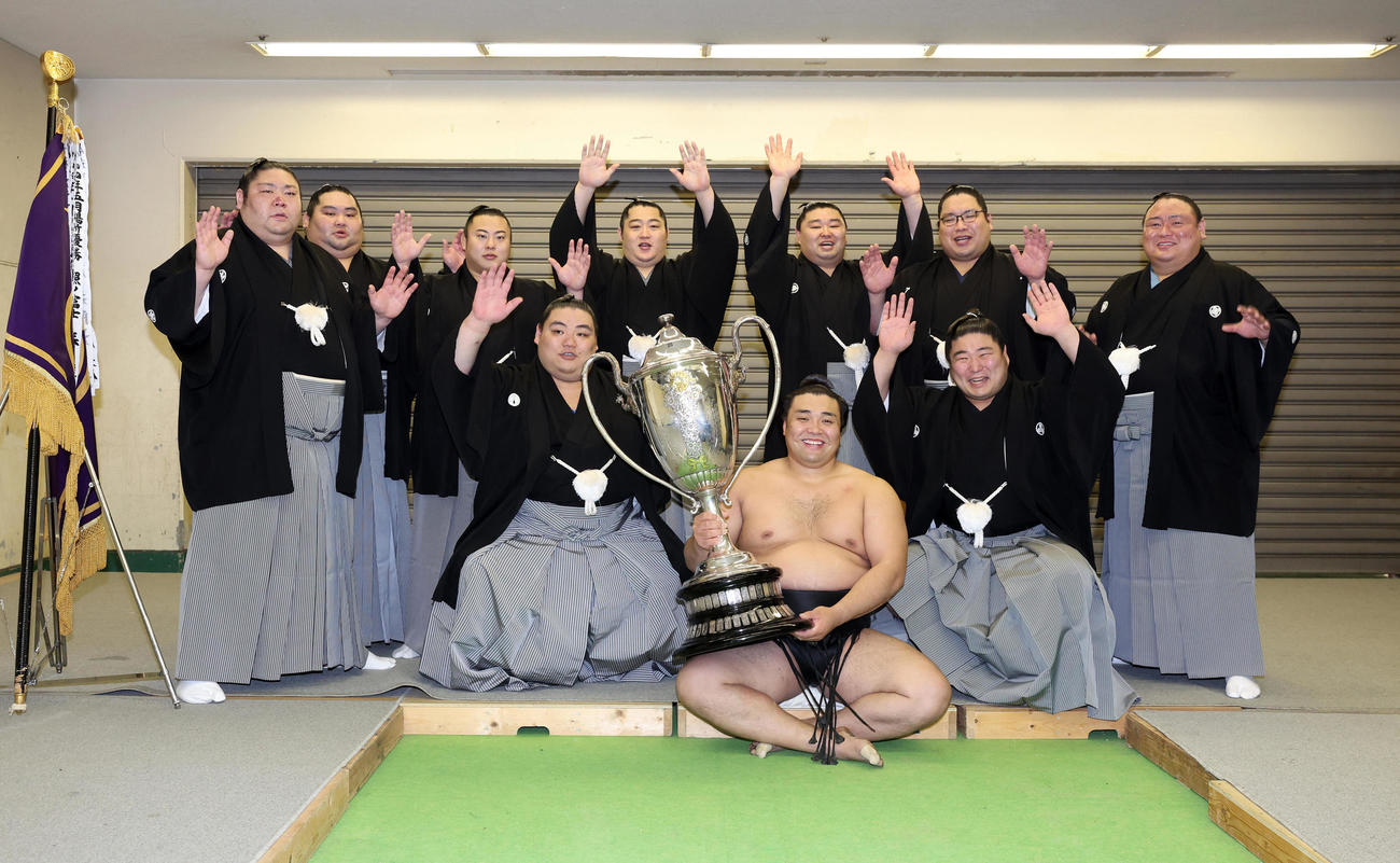支度部屋で力士らと万歳三唱する時津風一門の関取衆と霧馬山（中央）（代表撮影）