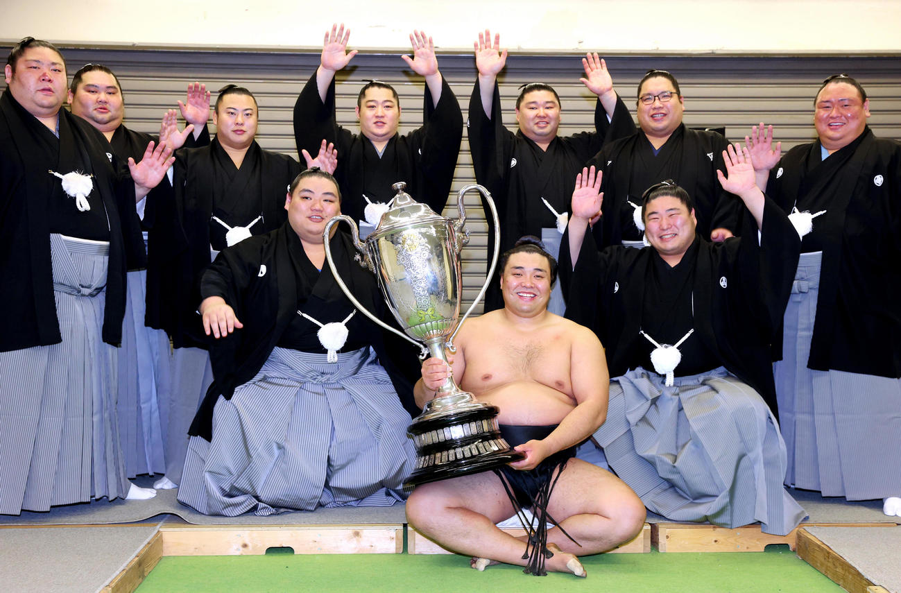 支度部屋で力士らと万歳三唱する時津風一門の関取衆と霧馬山（中央）（代表撮影）