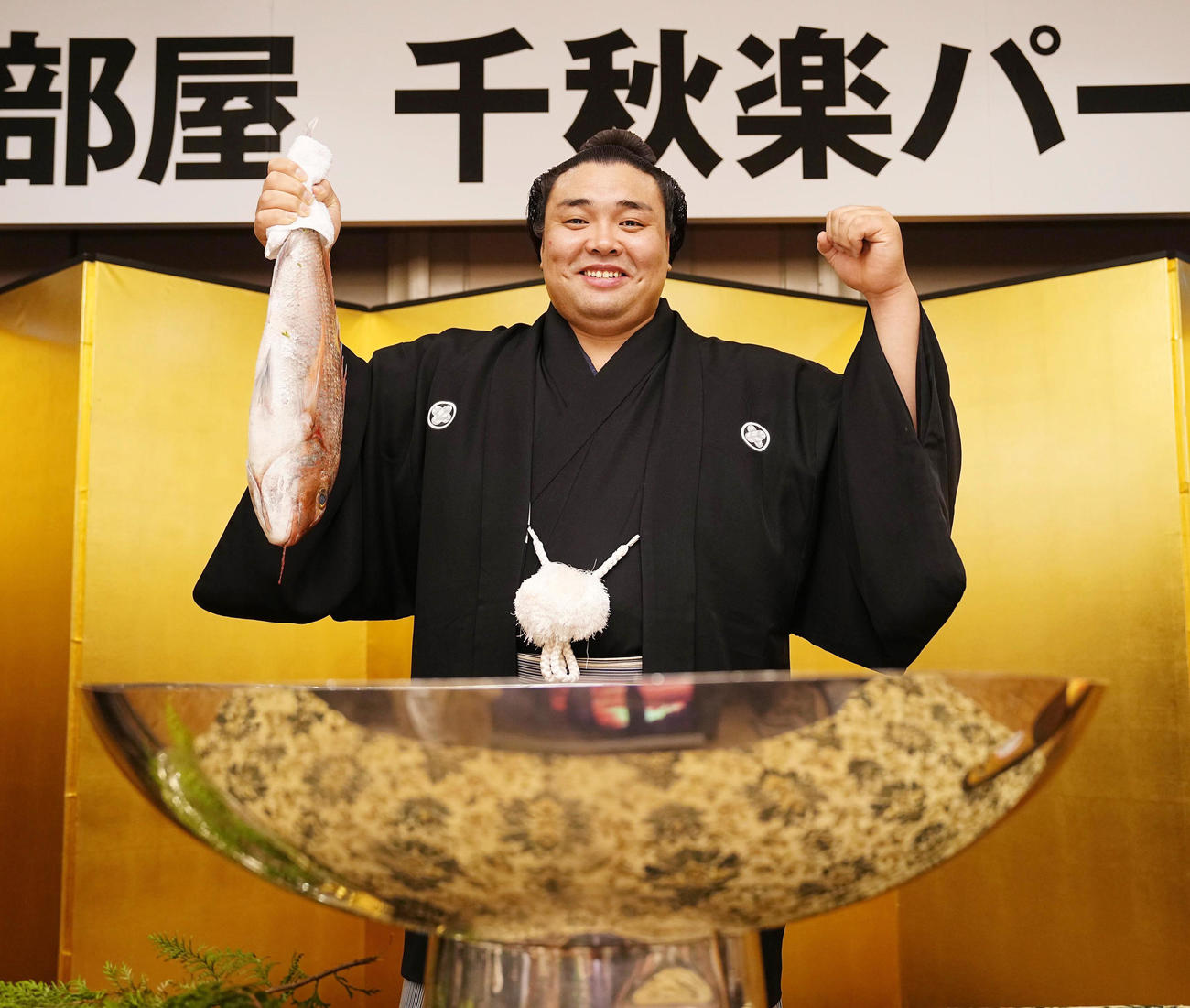 幕内初優勝を決めた霧馬山は祝勝会会場でお祝いの鯛を手に笑顔でガッツポーズ