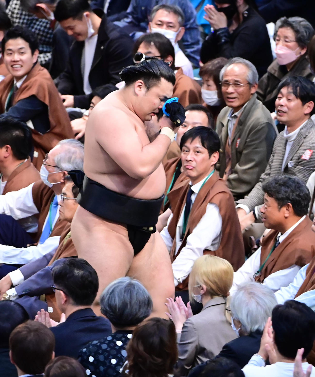 幕内初優勝を決めた霧馬山はタオルで顔を押さえながら花道を引き揚げる（撮影・小沢裕）