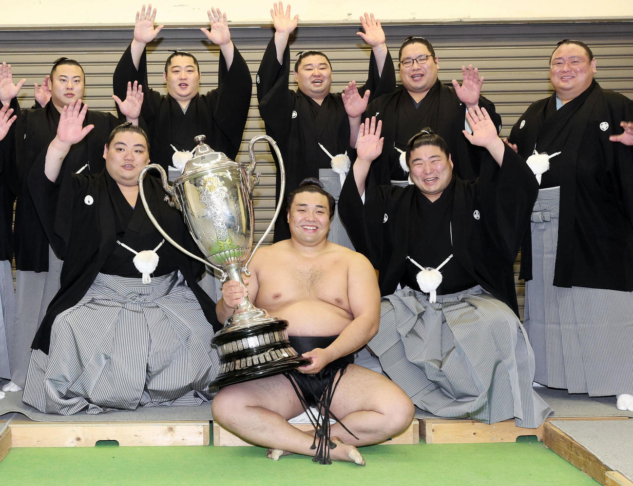 大相撲春場所で初優勝を果たし、賜杯を手に笑顔を見せる関脇霧馬山（代表撮影）