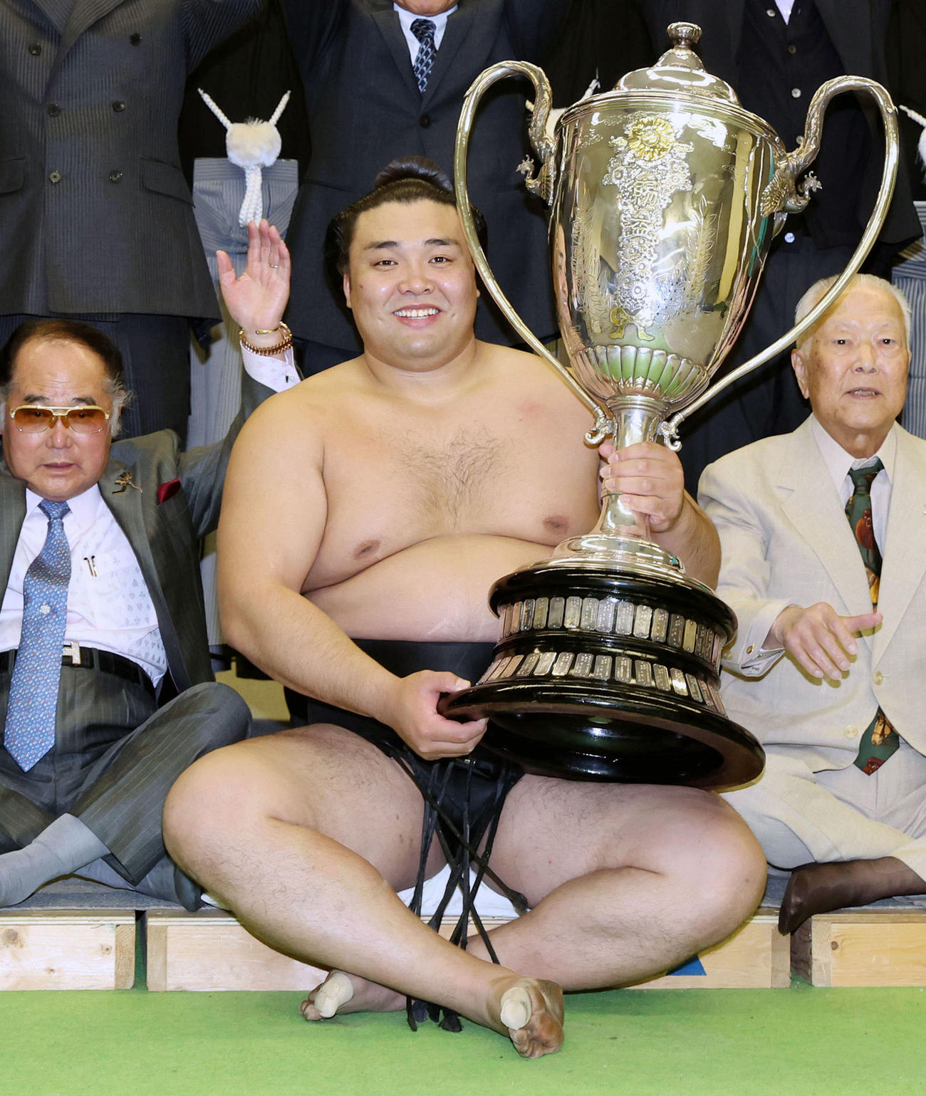 大相撲春場所で初優勝を果たし、賜杯を手に笑顔を見せる関脇霧馬山（代表撮影）