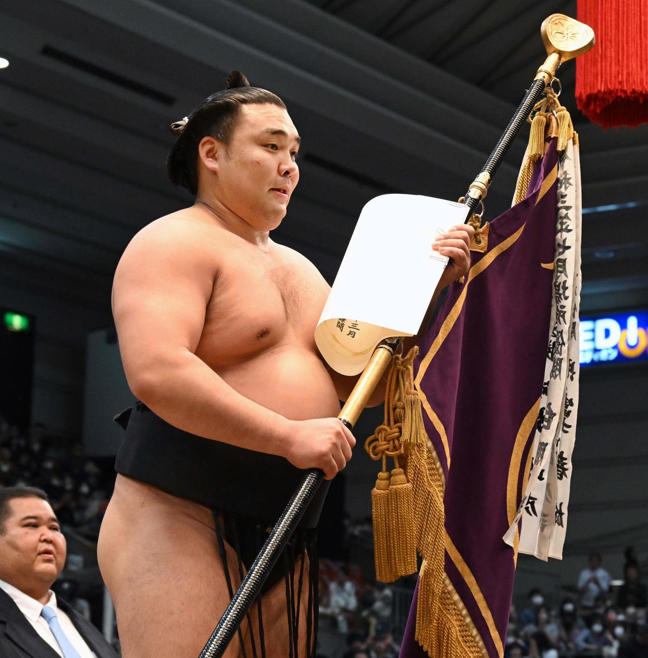 大相撲春場所で初優勝し、優勝旗を手にする霧馬山（代表撮影）
