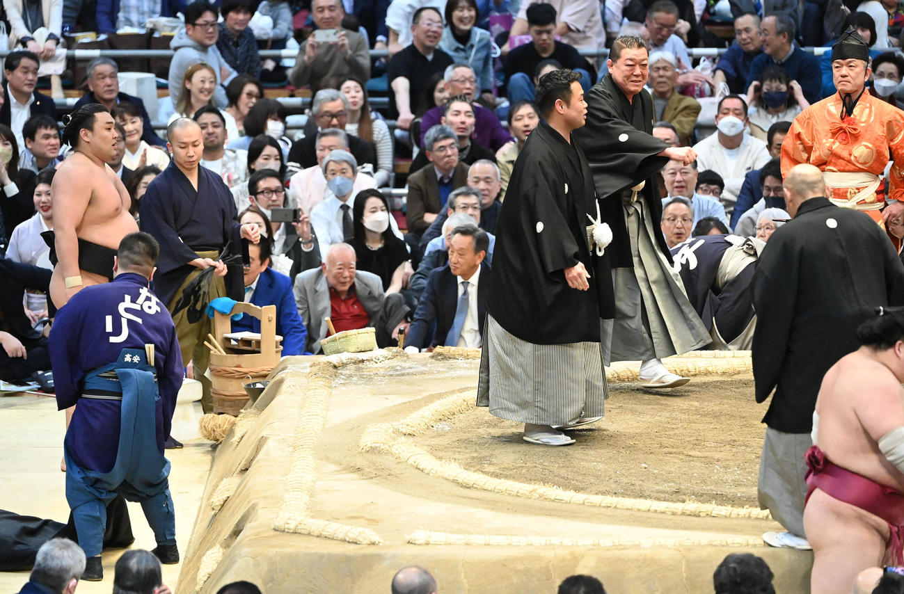 軍配は霧馬山（右）に上がるも物言いがつく（撮影・和賀正仁）