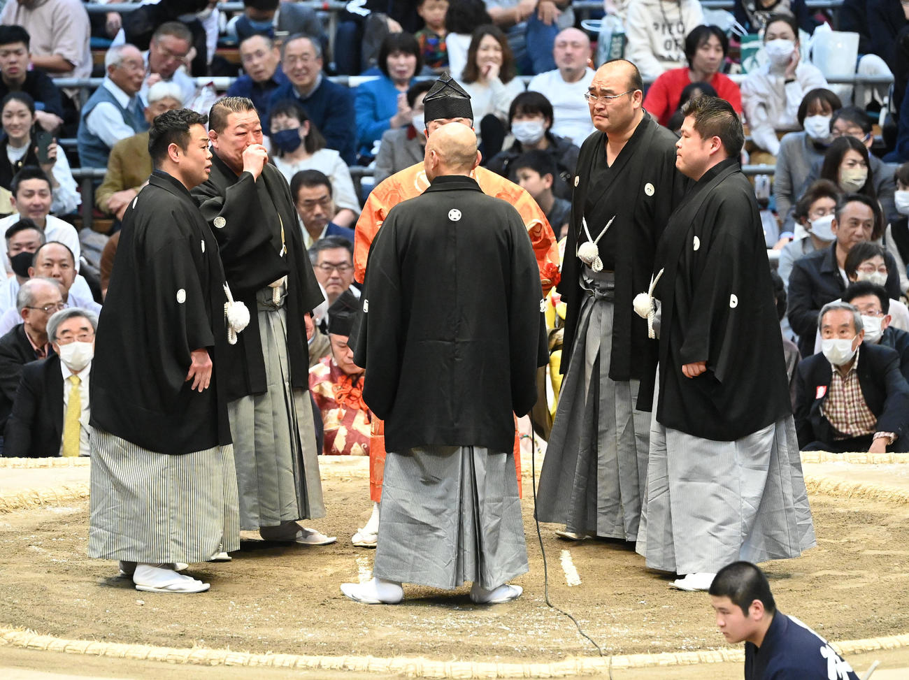 軍配は霧馬山（右）に上がるも物言いがつく（撮影・和賀正仁）