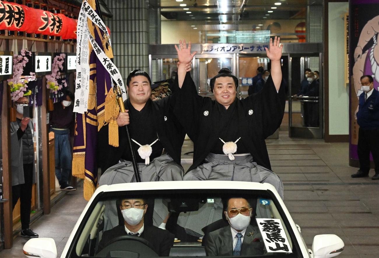 大相撲春場所で初優勝し、オープンカーに乗り万歳する霧馬山（右）（代表撮影）