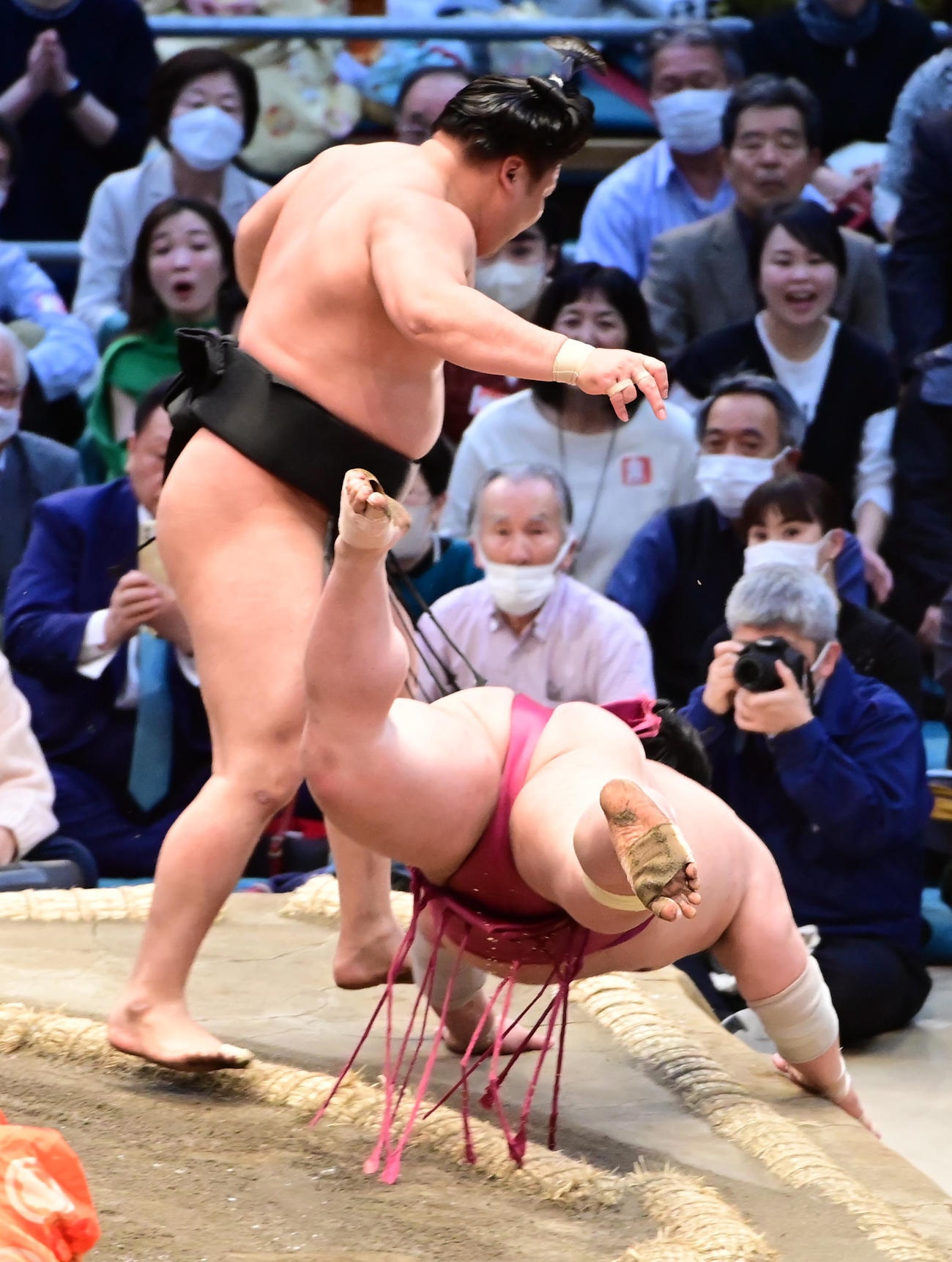 優勝決定戦で霧馬山は大栄翔（右）を突き落としで破り幕内初優勝を決める（撮影・小沢裕）