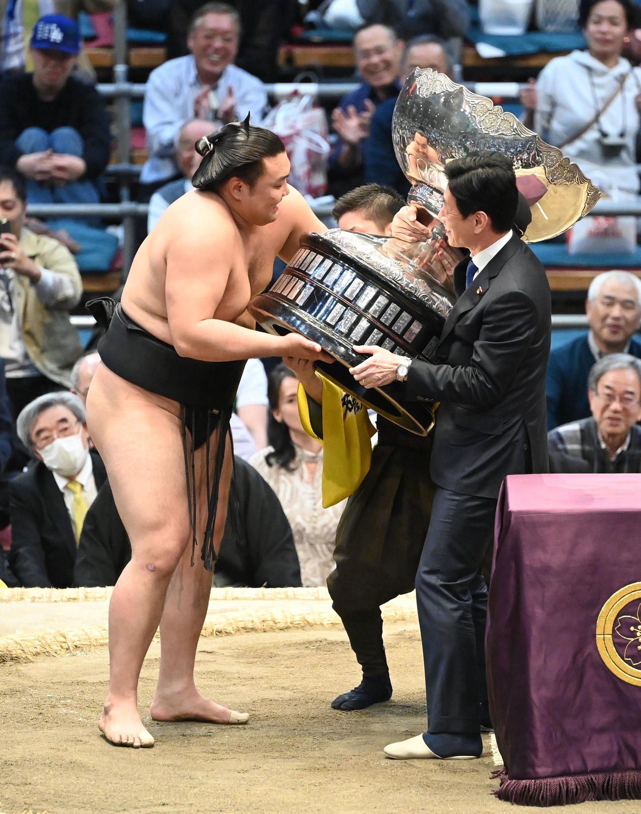内閣総理大臣賞を贈られる霧馬山（撮影・和賀正仁）