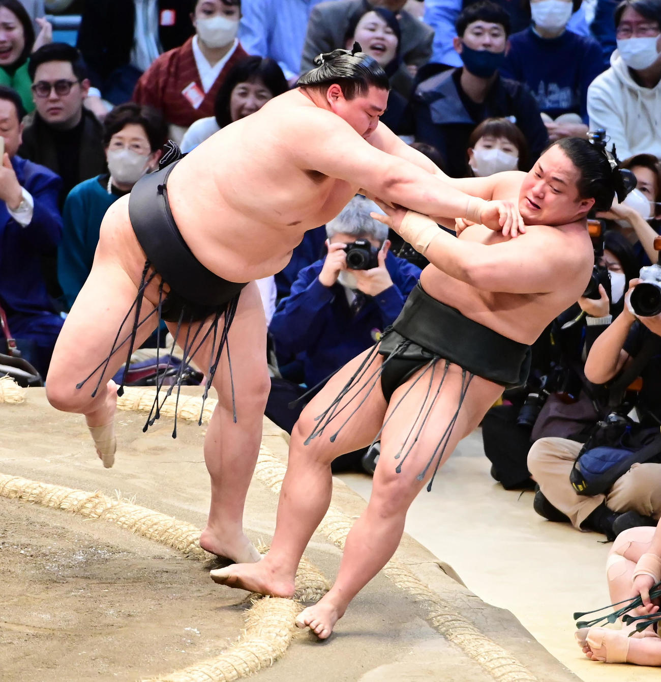 正代（左）はきめ出しで翠富士を破る（撮影・小沢裕）