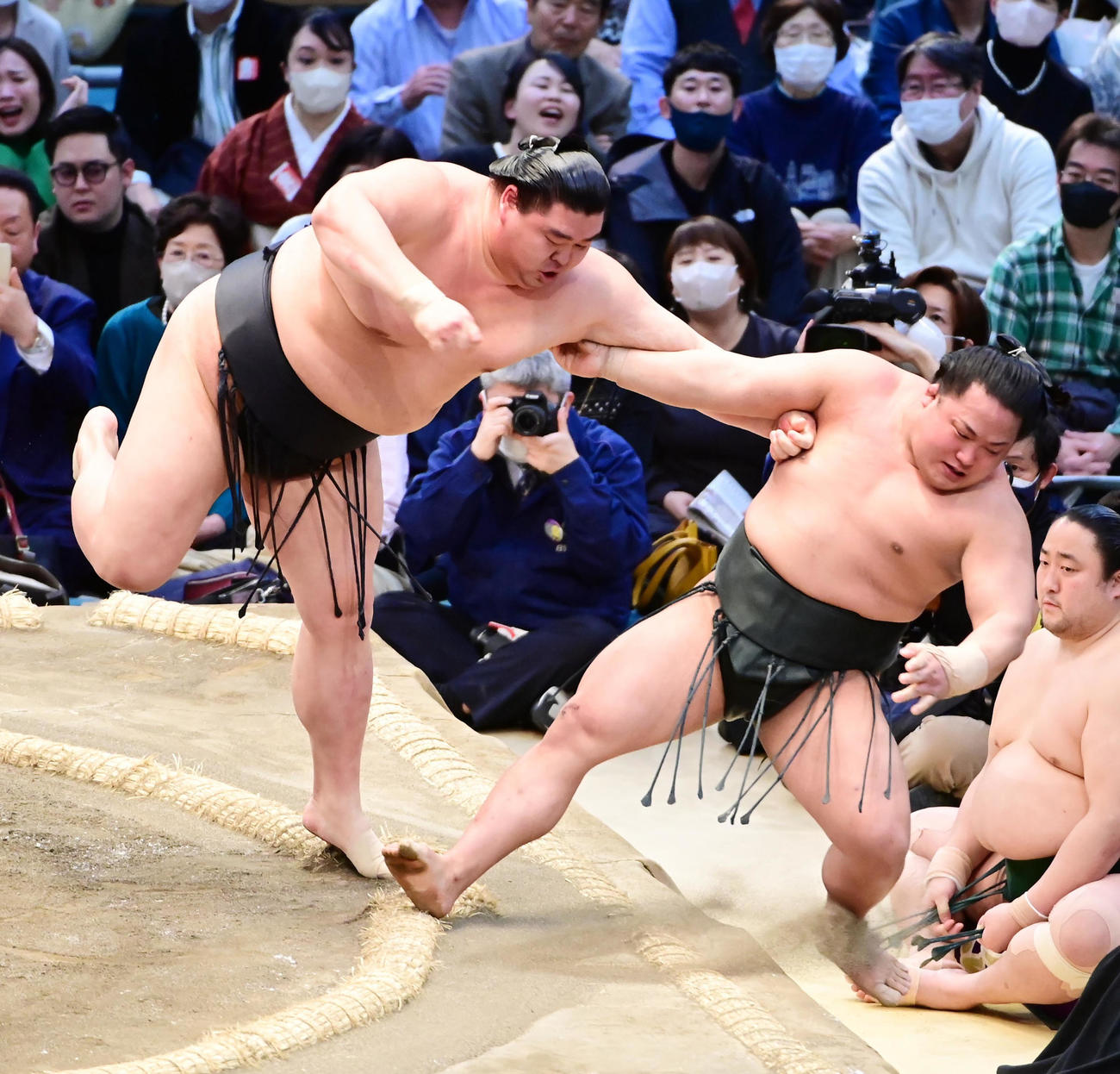 正代（左）はきめ出しで翠富士を破る（撮影・小沢裕）