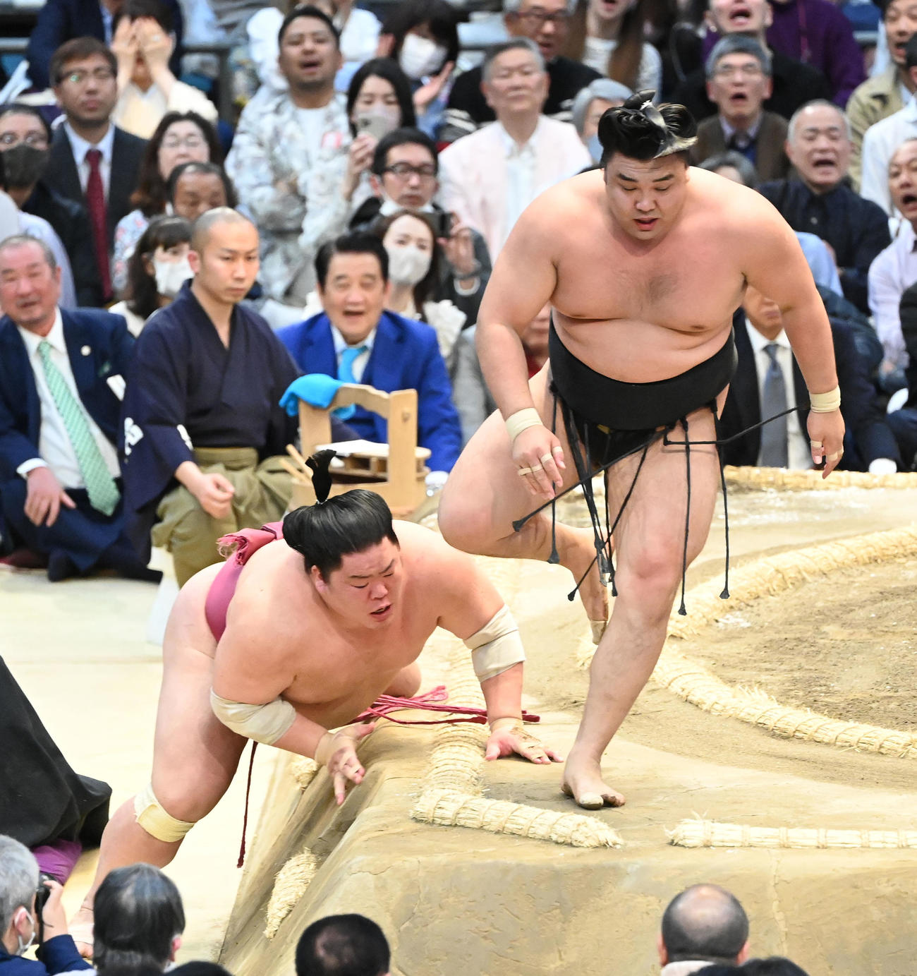 優勝決定戦で霧馬山（右）に突き落とされる大栄翔（撮影・和賀正仁）