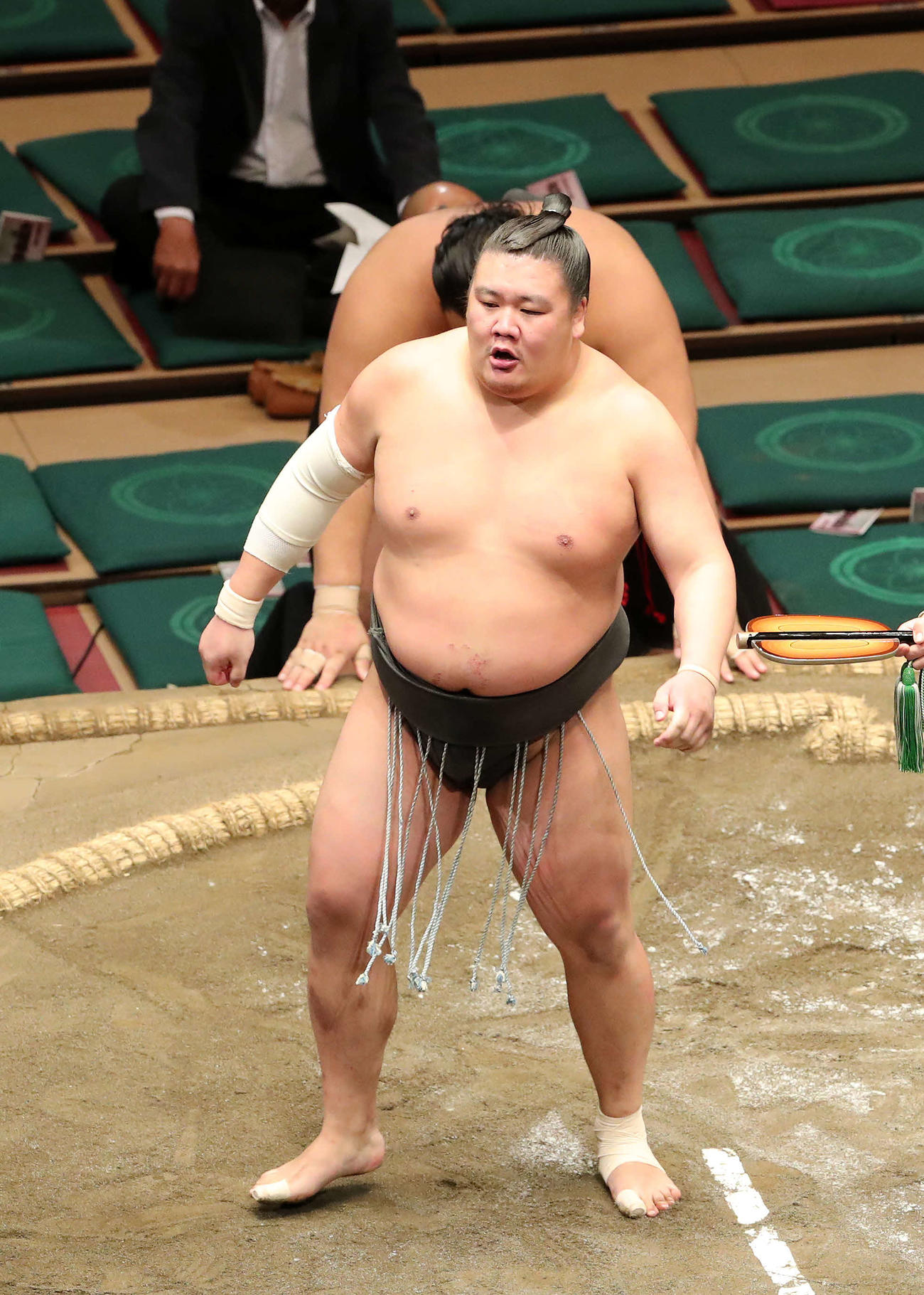 水戸龍（後方）を破り幕下優勝した鏡桜（17年9月22日撮影）
