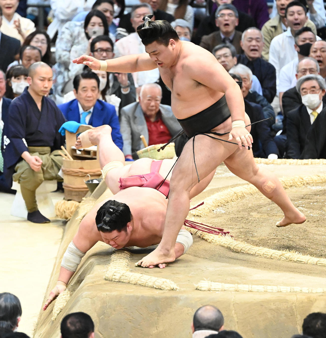 霧馬山（右）は突き落としで大栄翔を破り初優勝を決める（撮影・和賀正仁）