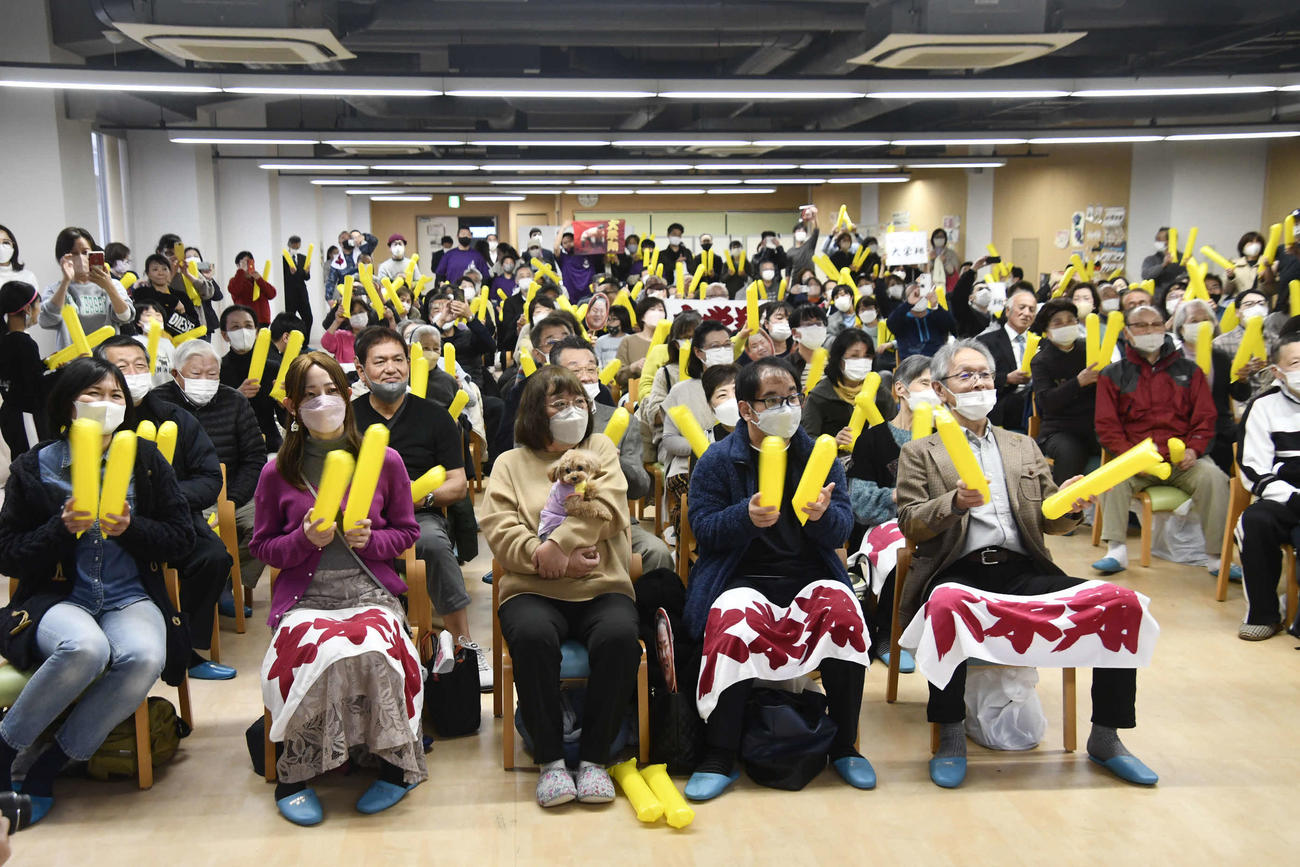 大栄翔の母校埼玉・朝霞市の朝霞第四小学校で行われたPV（パブリックビューイング）には地元住民ら約200人が駆けつけた（撮影・平山連）