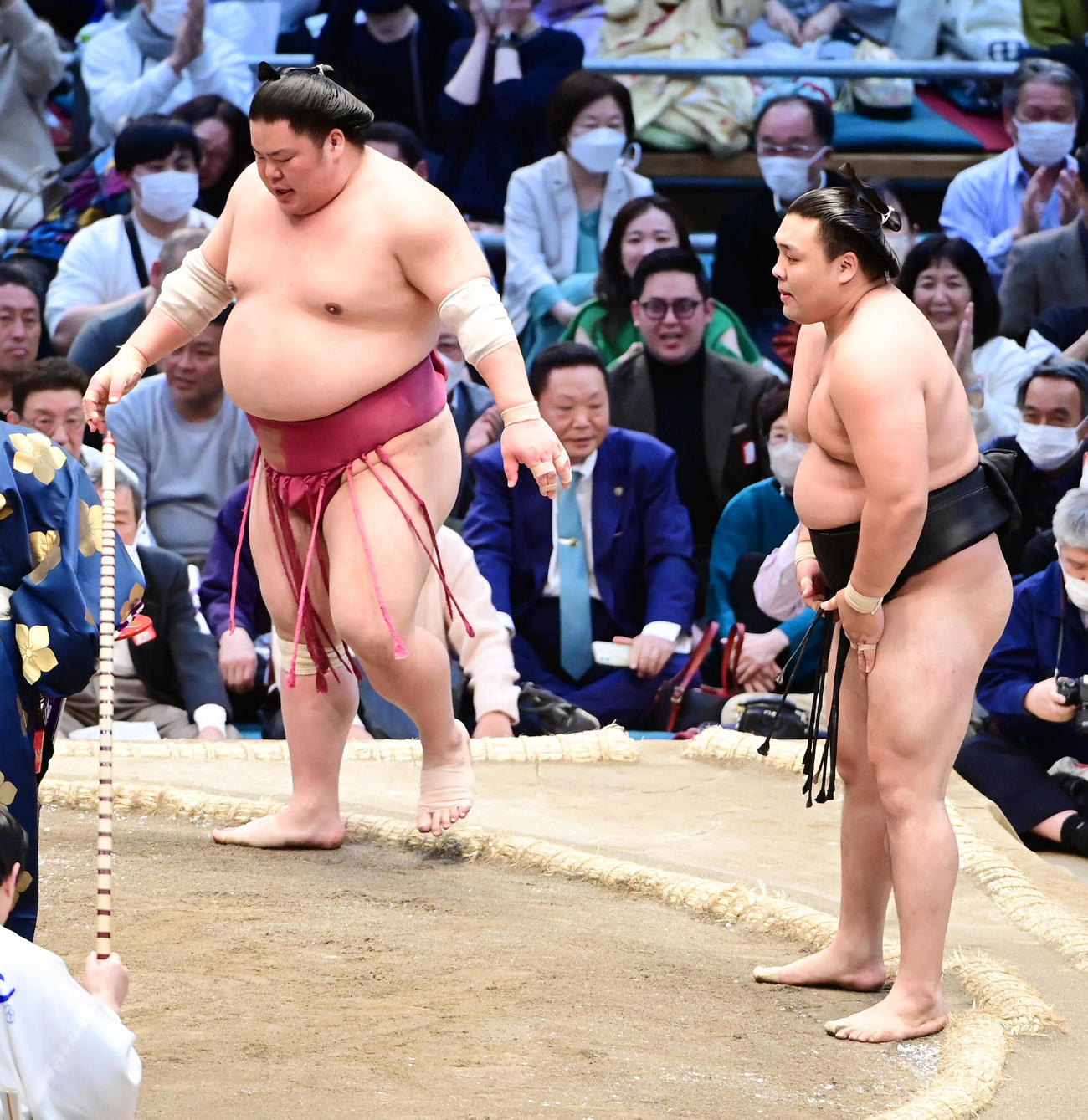 霧馬山は大栄翔（左）を突き落としで破り幕内優勝は決定戦に持ち込まれた（撮影・小沢裕）
