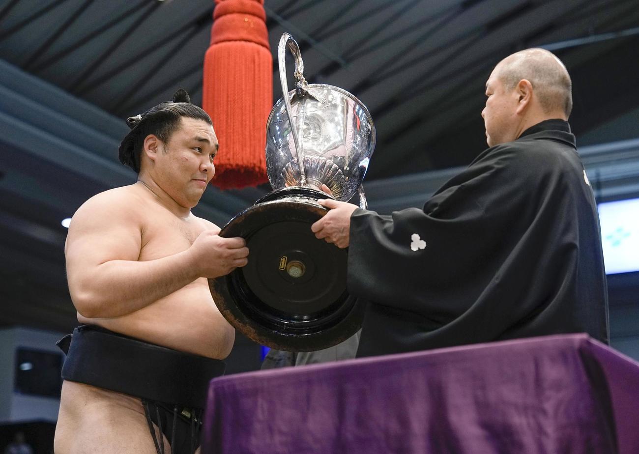 初優勝を果たし、八角理事長（右）から賜杯を受け取る霧馬山