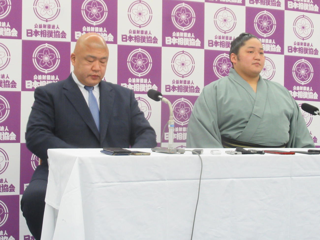 新十両会見に臨む藤青雲（右）と師匠の藤島親方