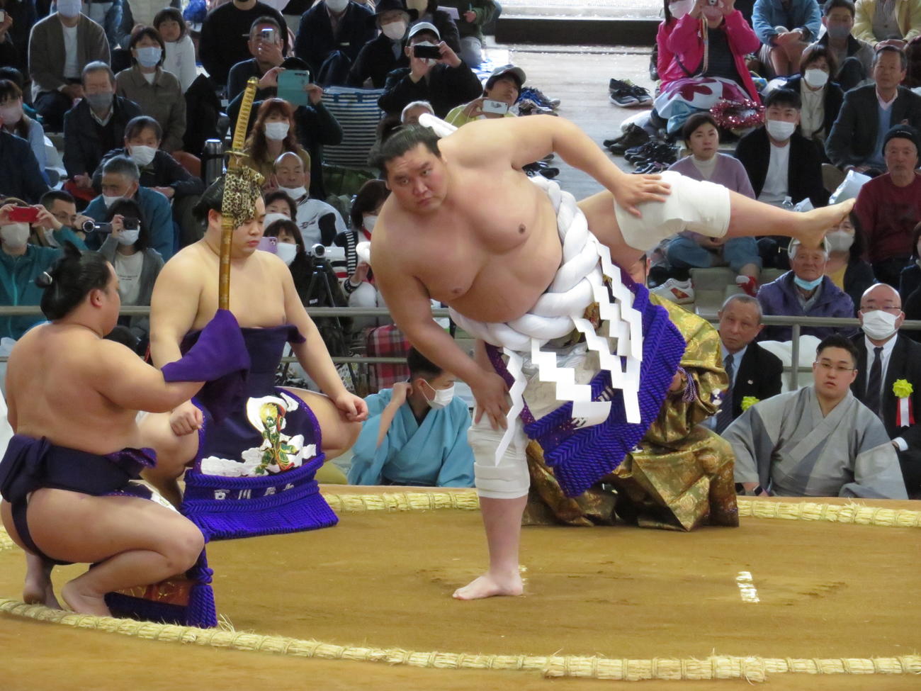 伊勢神宮の神宮相撲場で2度目の土俵入りを行った照ノ富士（右）。左手前は太刀持ちの翠富士、左後方は露払いの錦富士