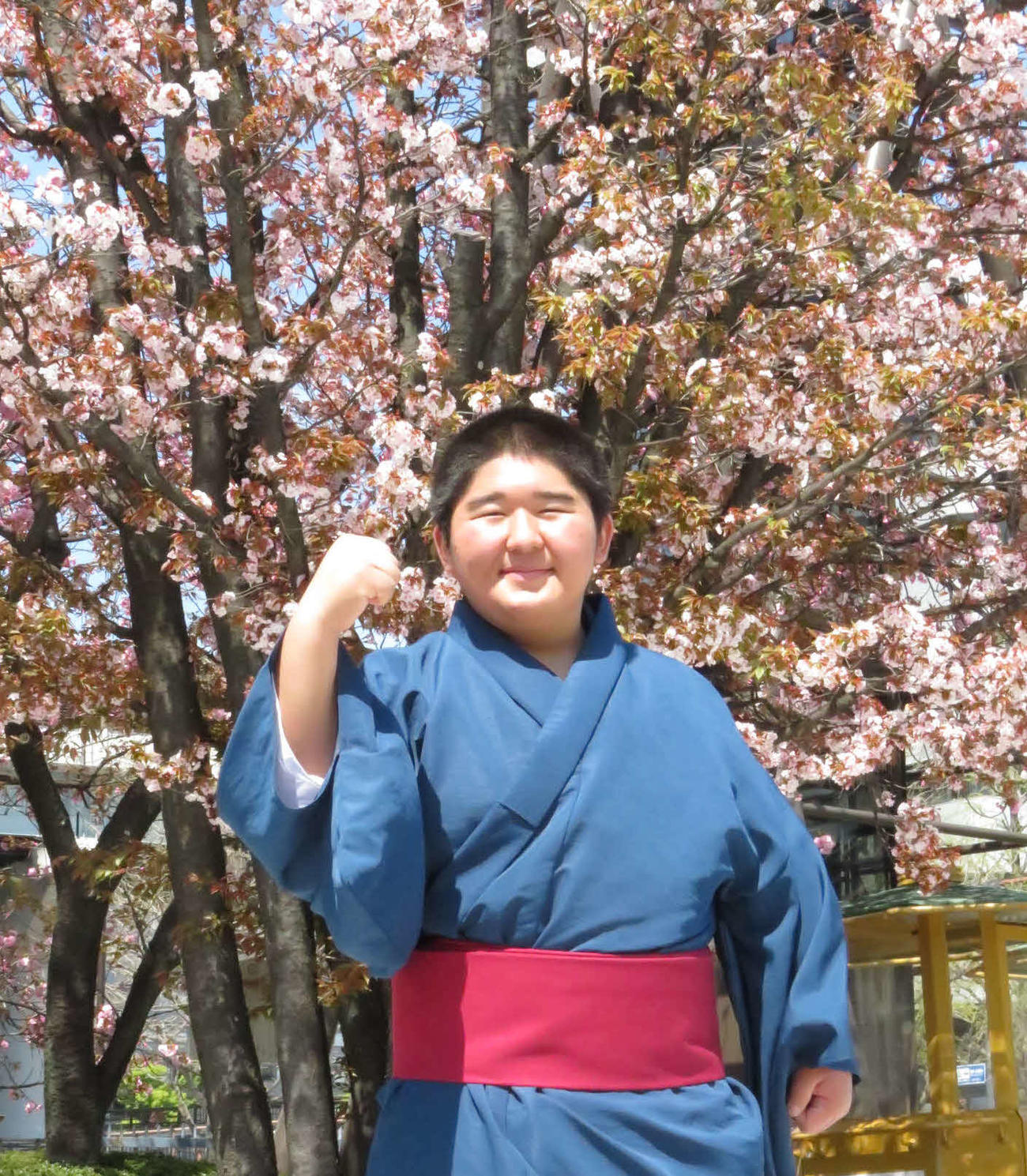 笠松競馬の騎手を父に持つ森島優は、新弟子検査後、しこ名が「大馬翔」に決まったことを明かして力強くガッツポーズをつくった