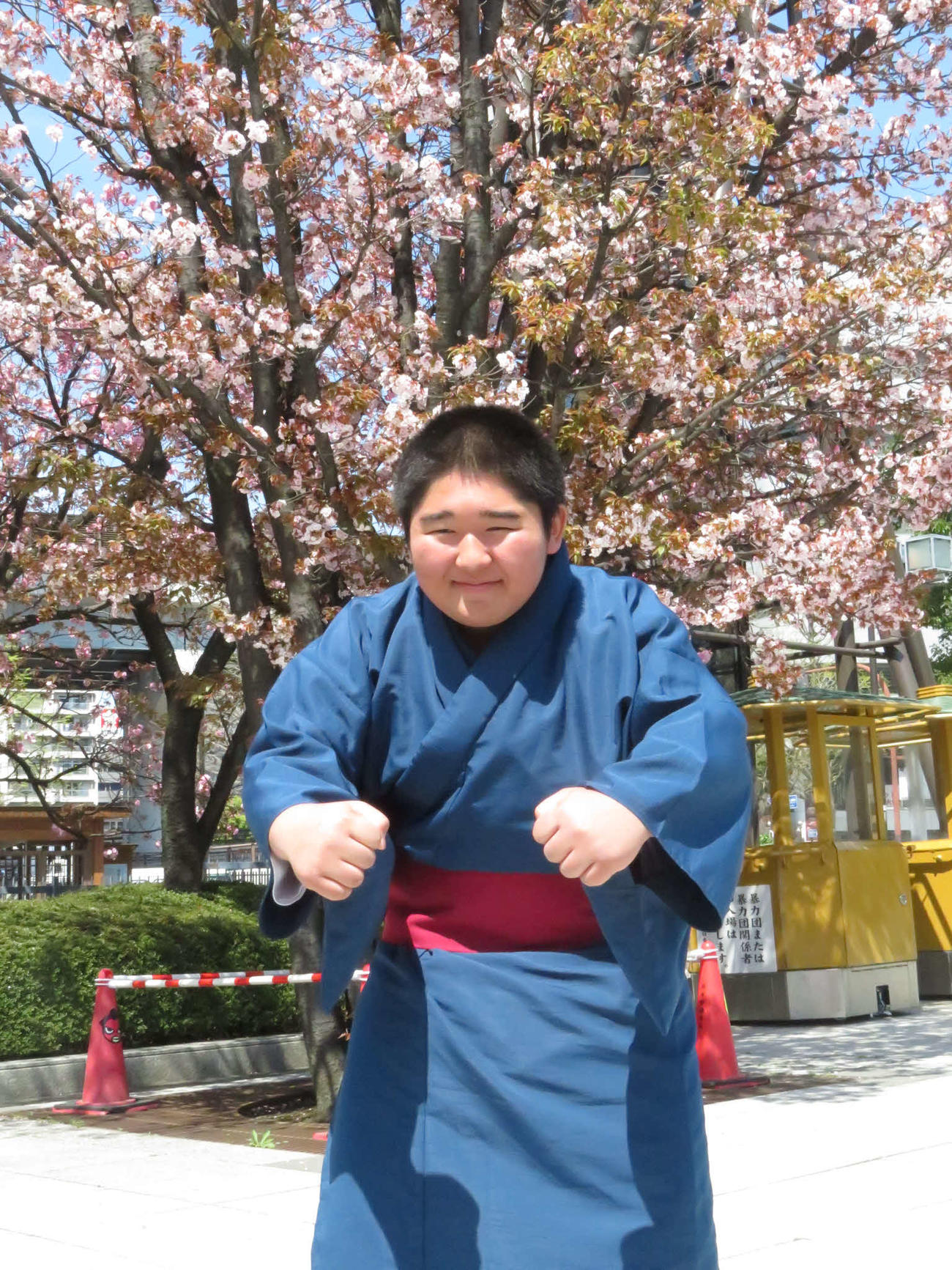 笠松競馬の騎手を父に持つ森島優は、スピード出世への意欲を見せるように騎乗のポーズをつくった