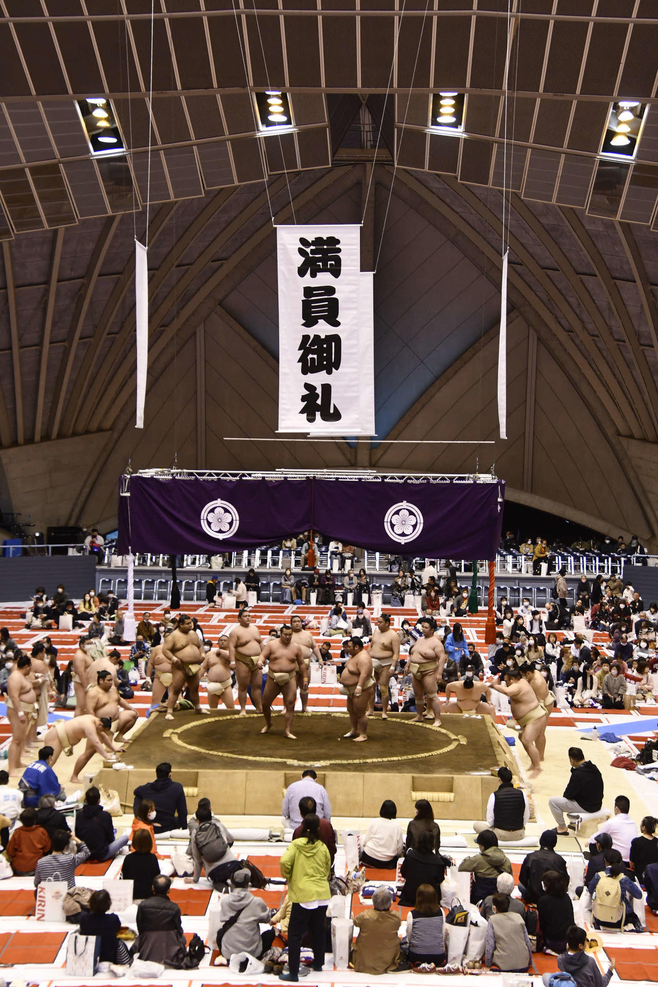 満員御礼となった春巡業会場の神奈川・秋葉台文化体育館（撮影・平山連）