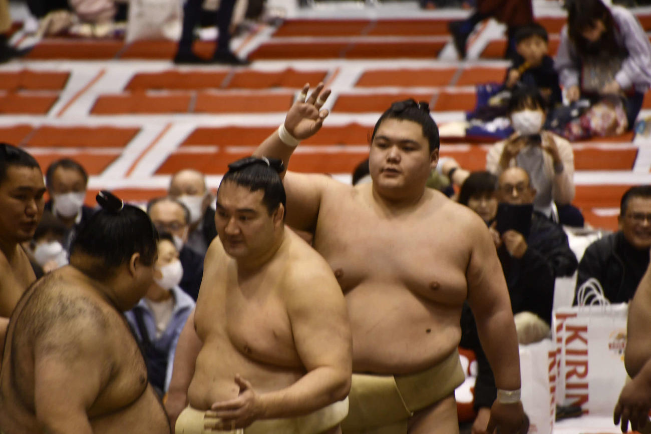 申し合い稽古で手を挙げて自分をアピールする王鵬（撮影・平山連）