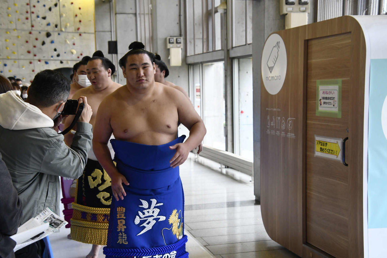 化粧まわしを締めて土俵入りに向かう豊昇龍（撮影・平山連）