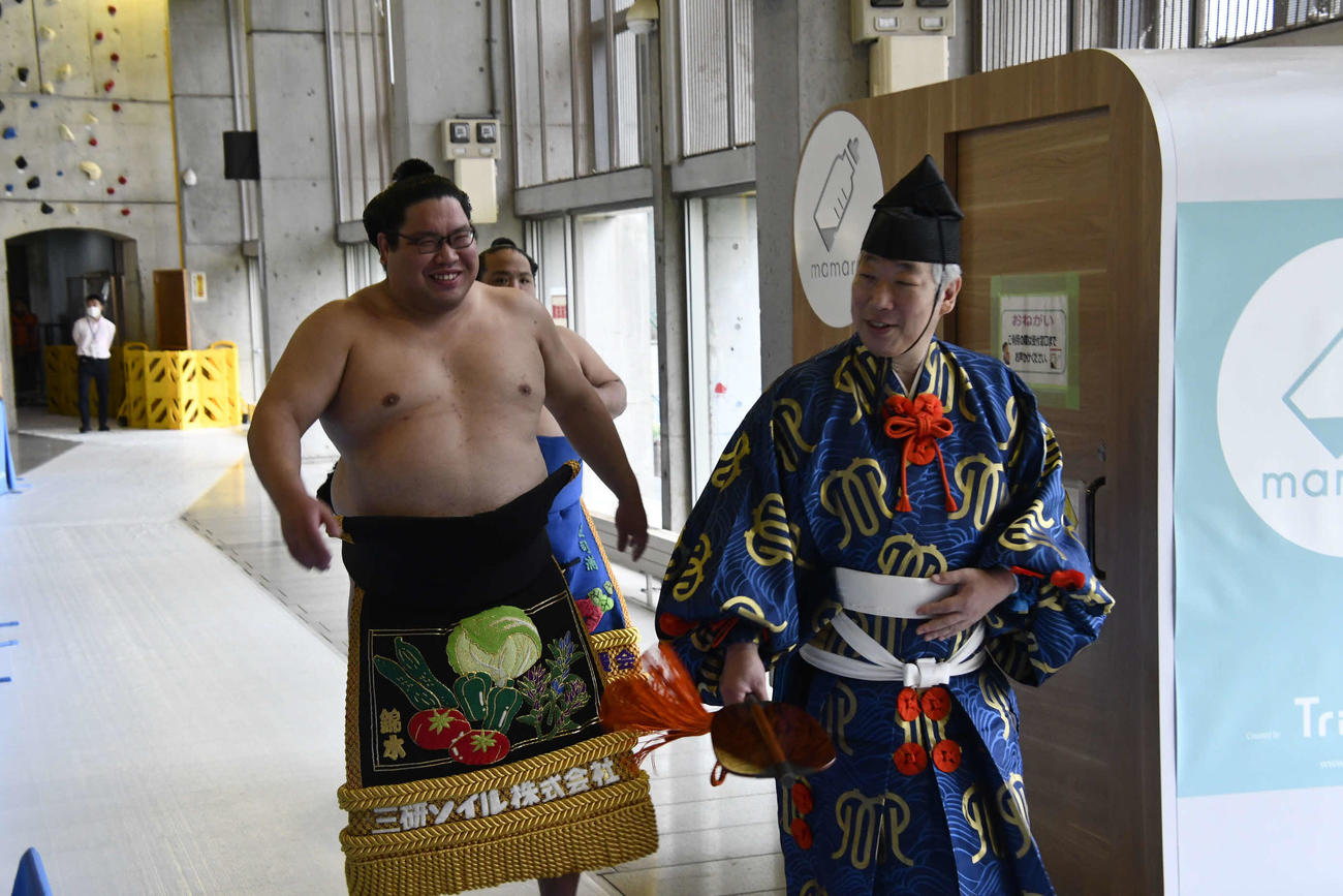 化粧まわしを締めて土俵入りに向かう錦木（撮影・平山連）