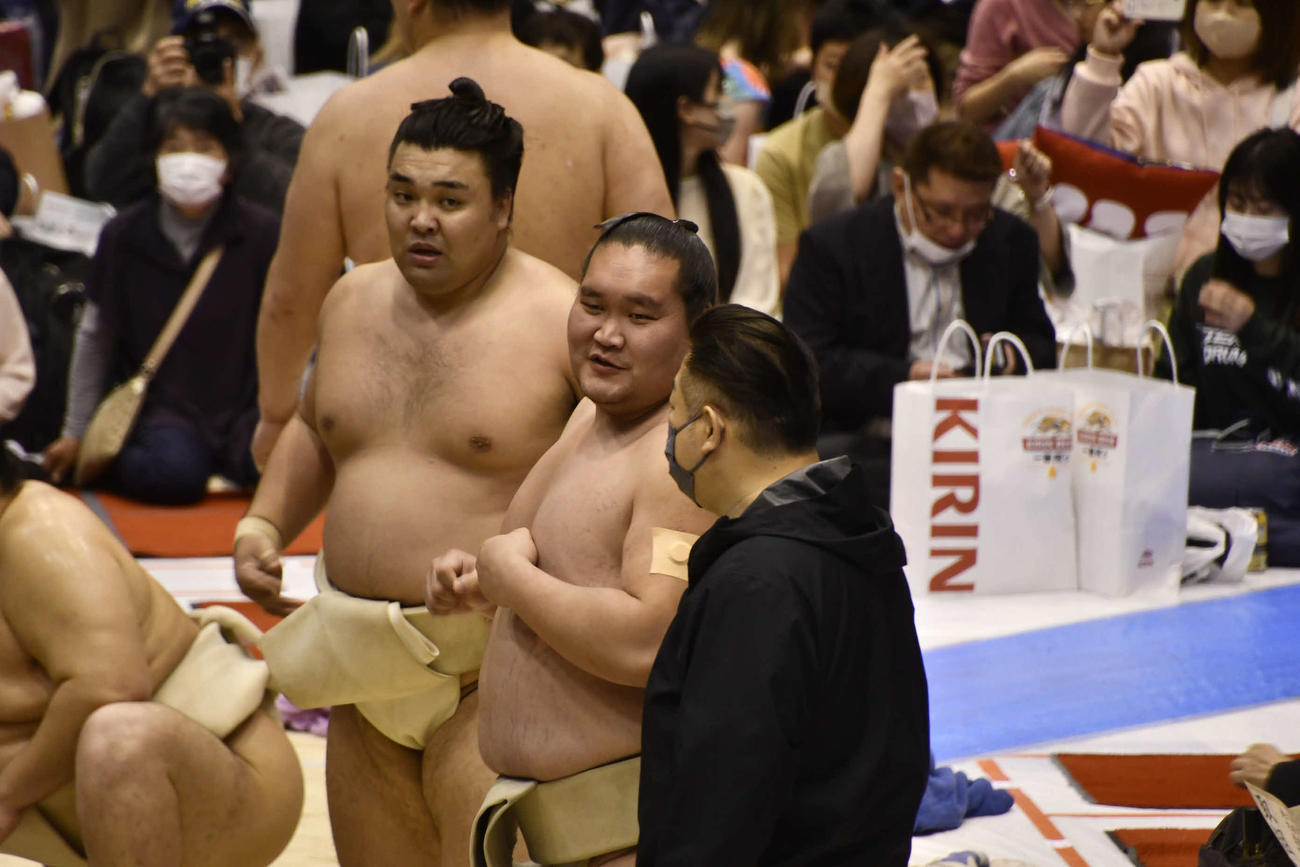 九重親方と話し込む横綱照ノ富士（撮影・平山連）