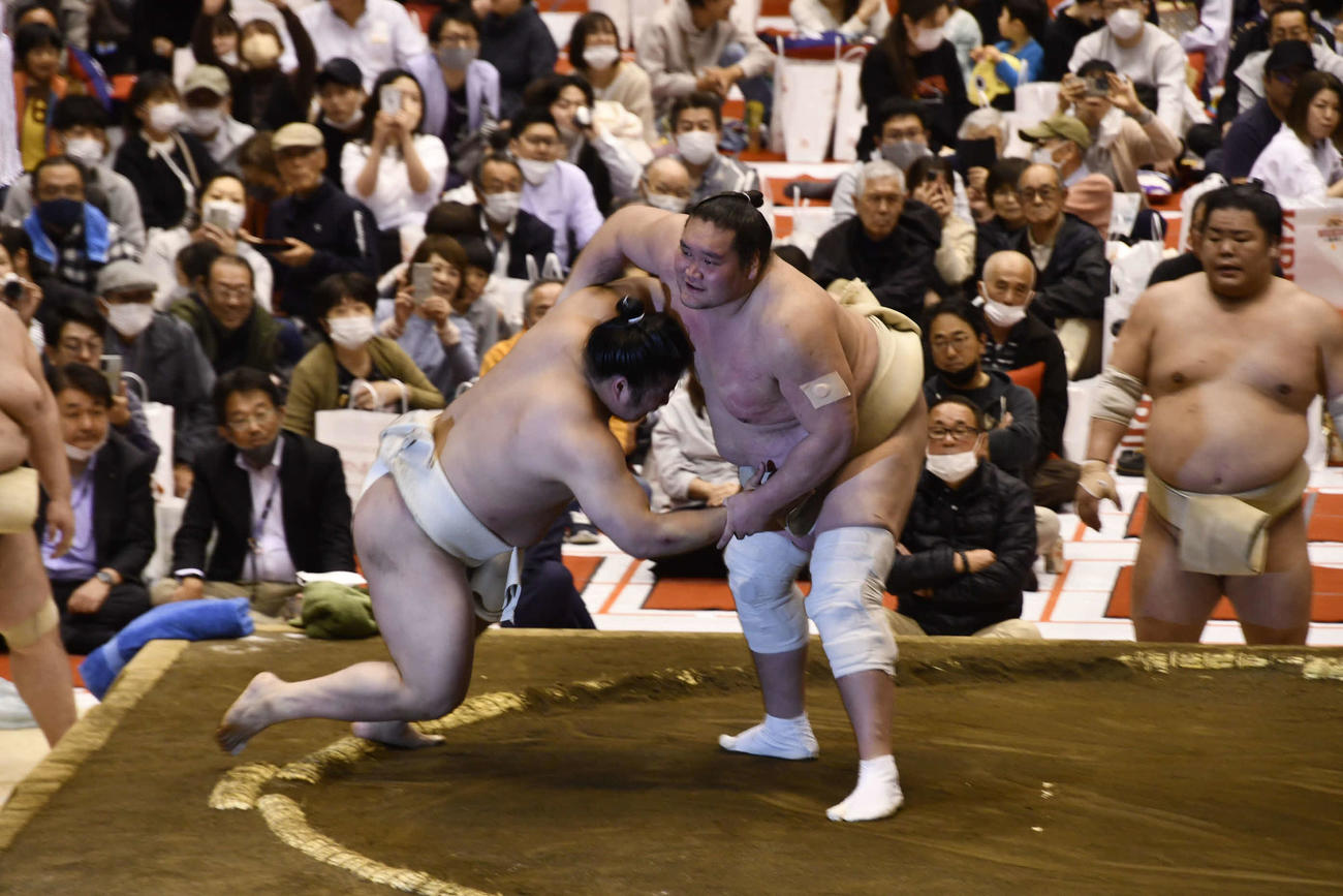 ぶつかり稽古で若元春を転がす横綱照ノ富士（撮影・平山連）