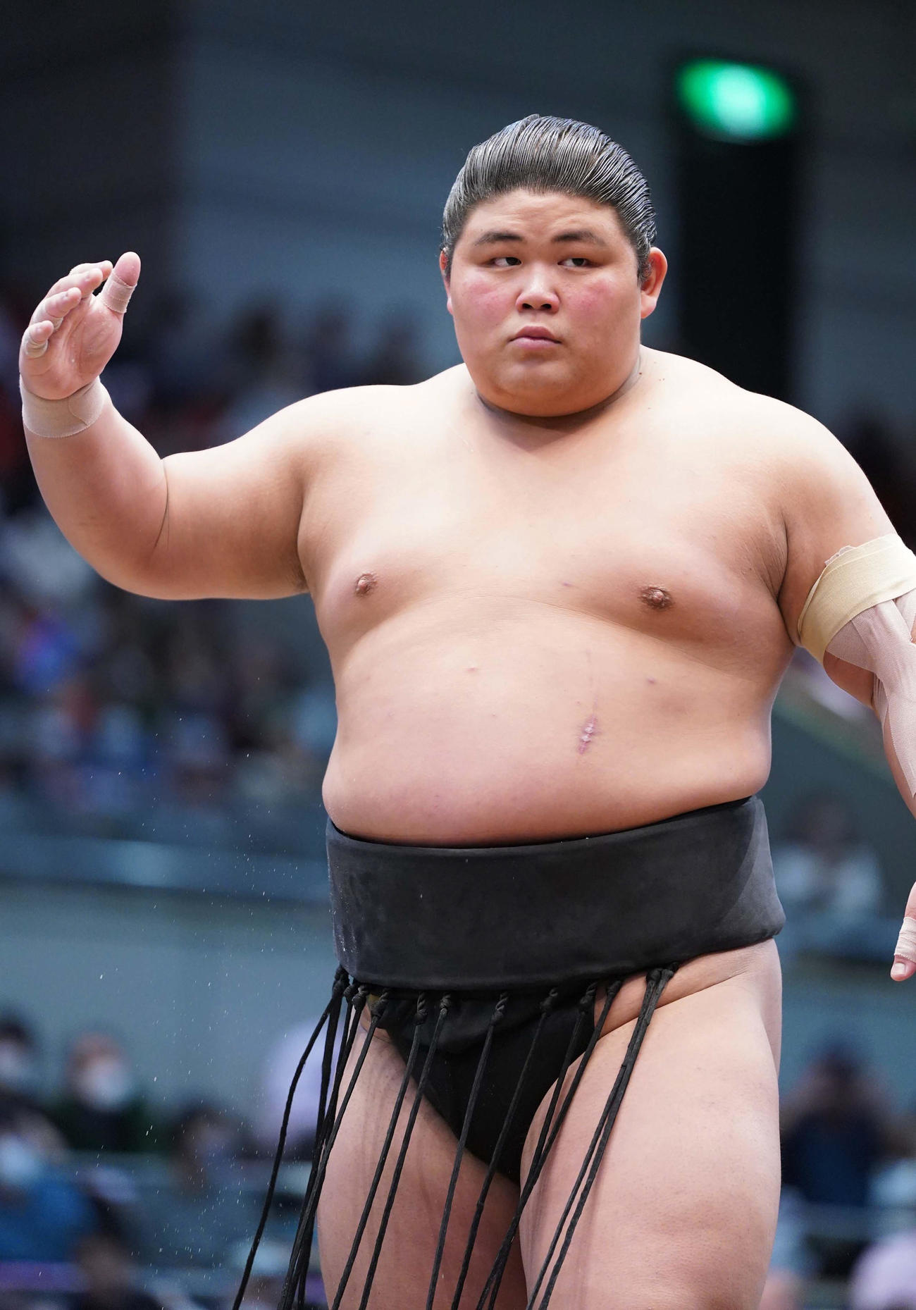 大相撲春場所　9日目　取組前に相手をにらみつける落合＝2023年3月20日