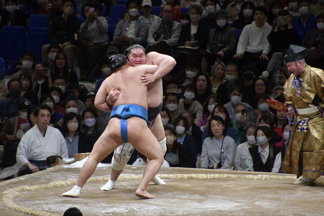 豊昇龍と相撲を取る照ノ富士（撮影・平山連）