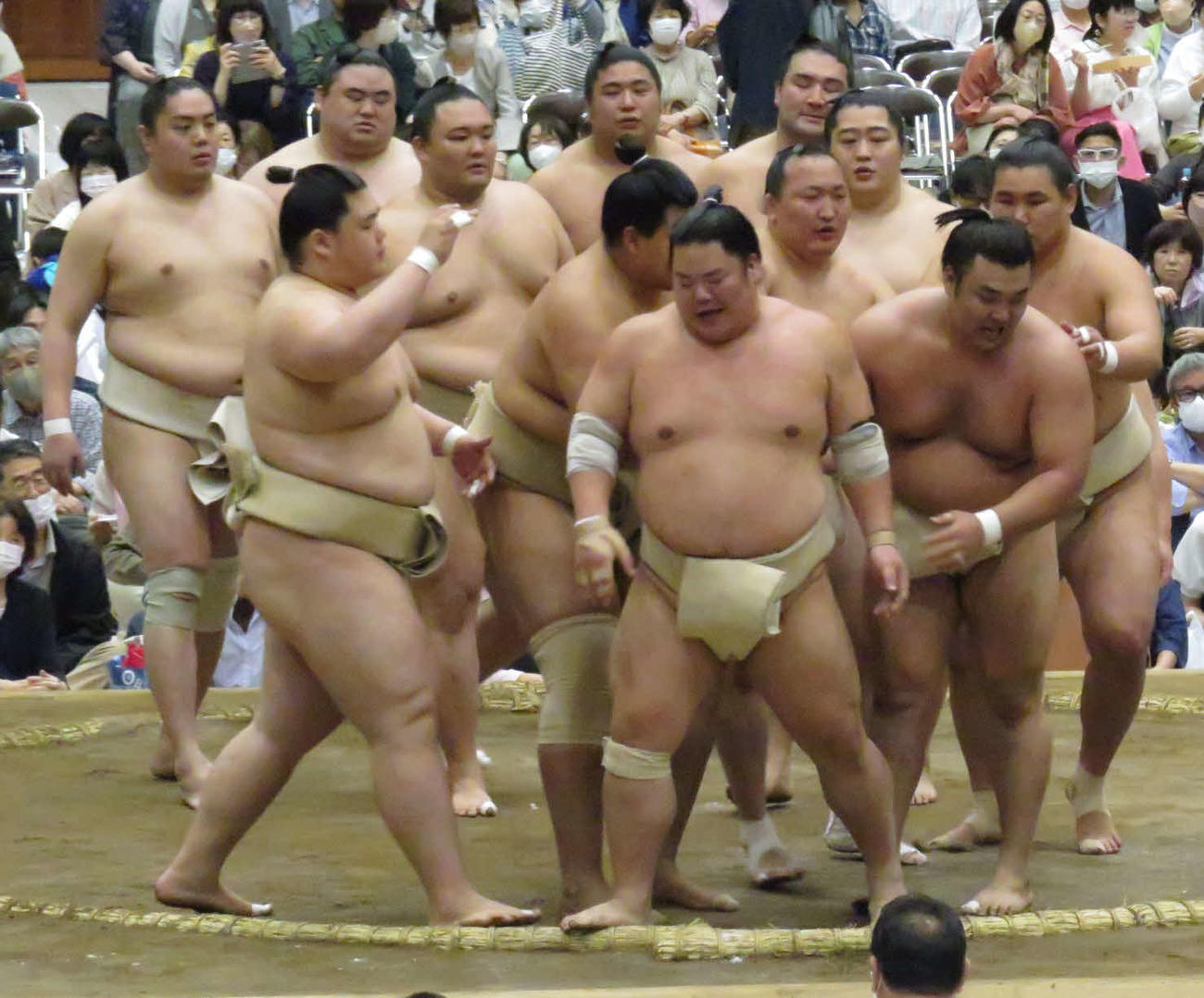 巡業の朝稽古で大栄翔（手前右から2人目）を送り出した霧馬山（同右端）は、次の相手に名乗りを挙げる関取衆に囲まれた