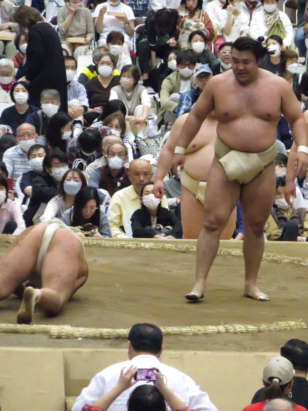 ぶつかり稽古で豊昇龍（左）に胸を出した霧馬山