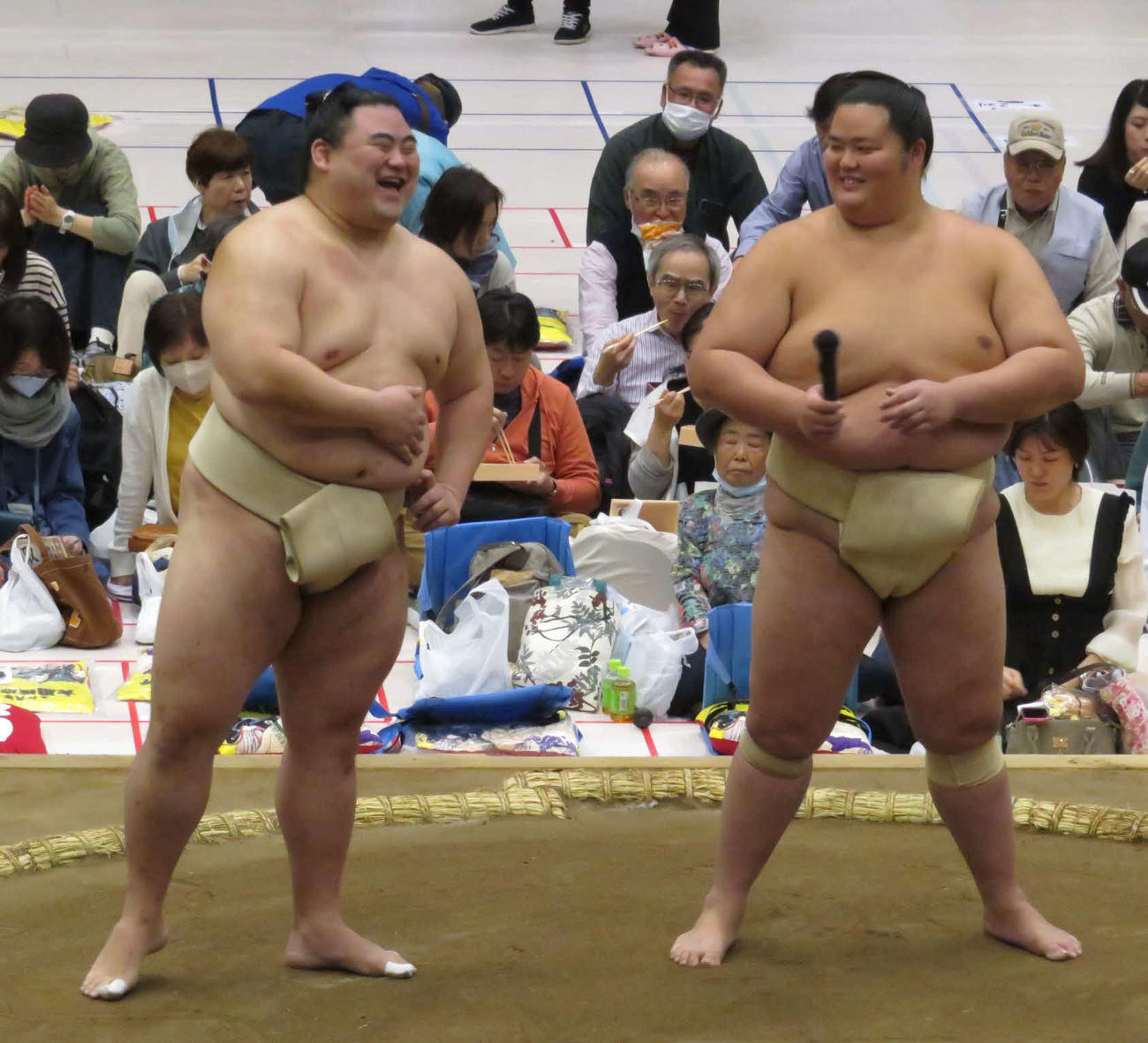 巡業のトークショーで笑顔を見せる隆の勝（左）と琴ノ若