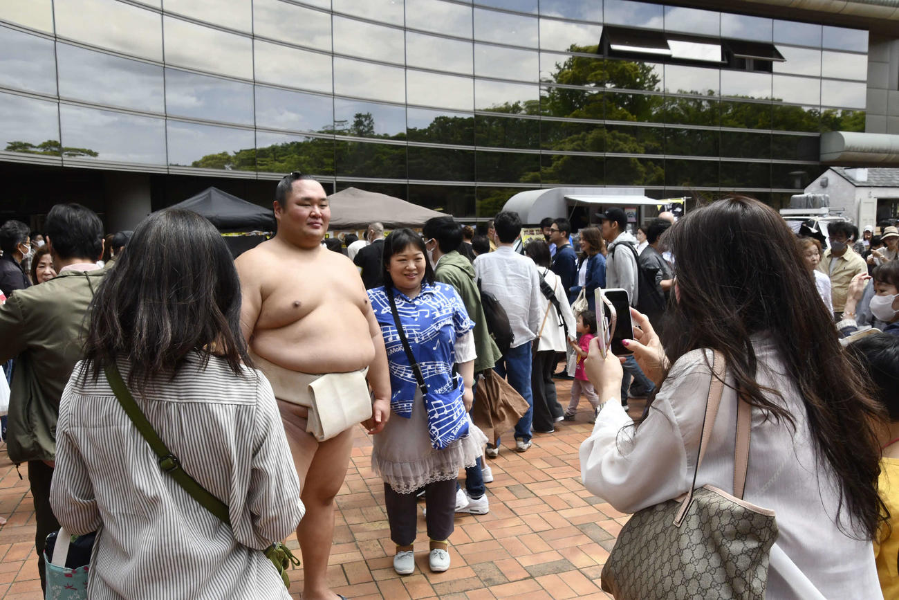 ファンと写真撮影に応じる友風（撮影・平山連）