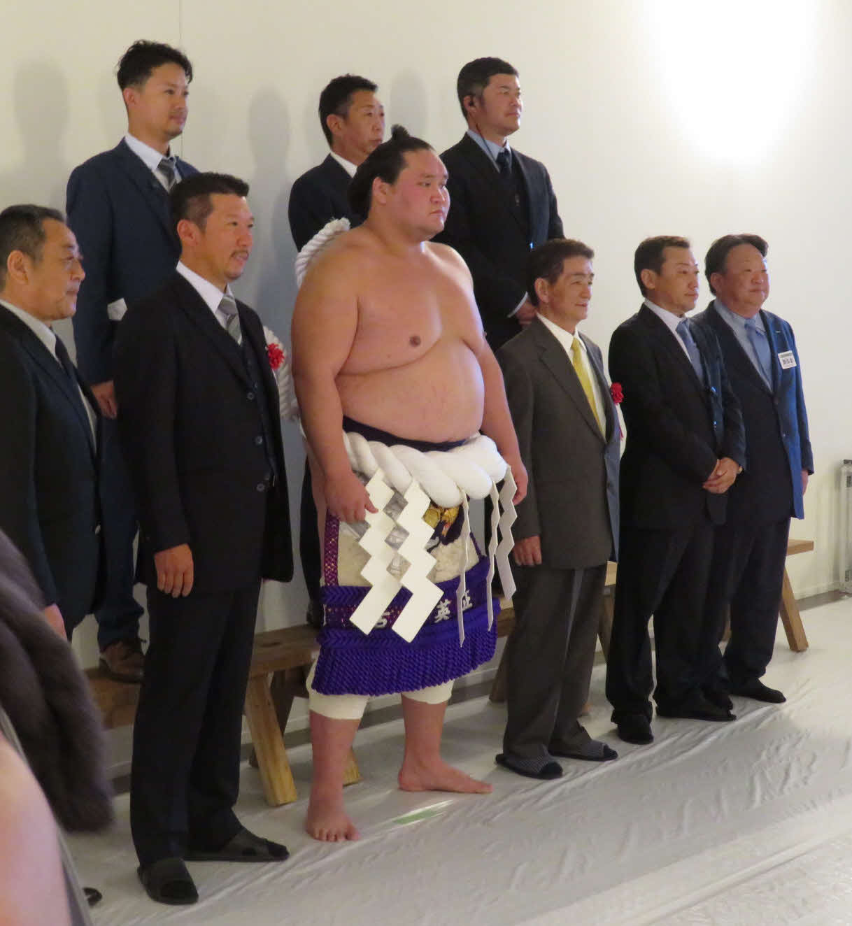 巡業最終日の実行委員会の面々と記念撮影に納まる照ノ富士（前列左から3人目）
