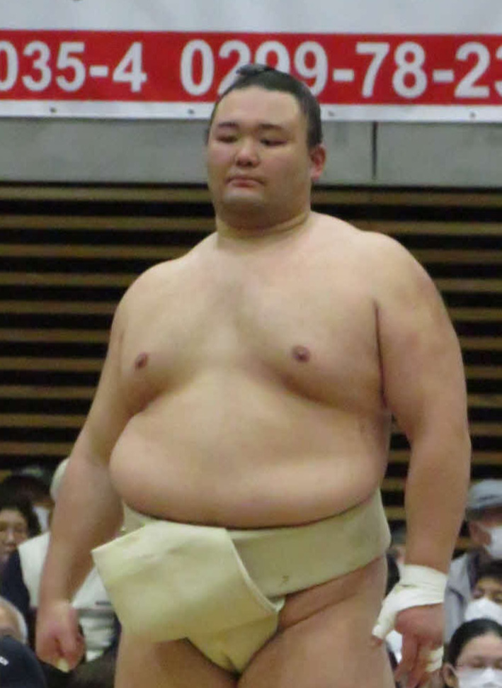巡業の朝稽古で土俵上の申し合いの様子を見つめる朝乃山（2023年4月30日撮影）