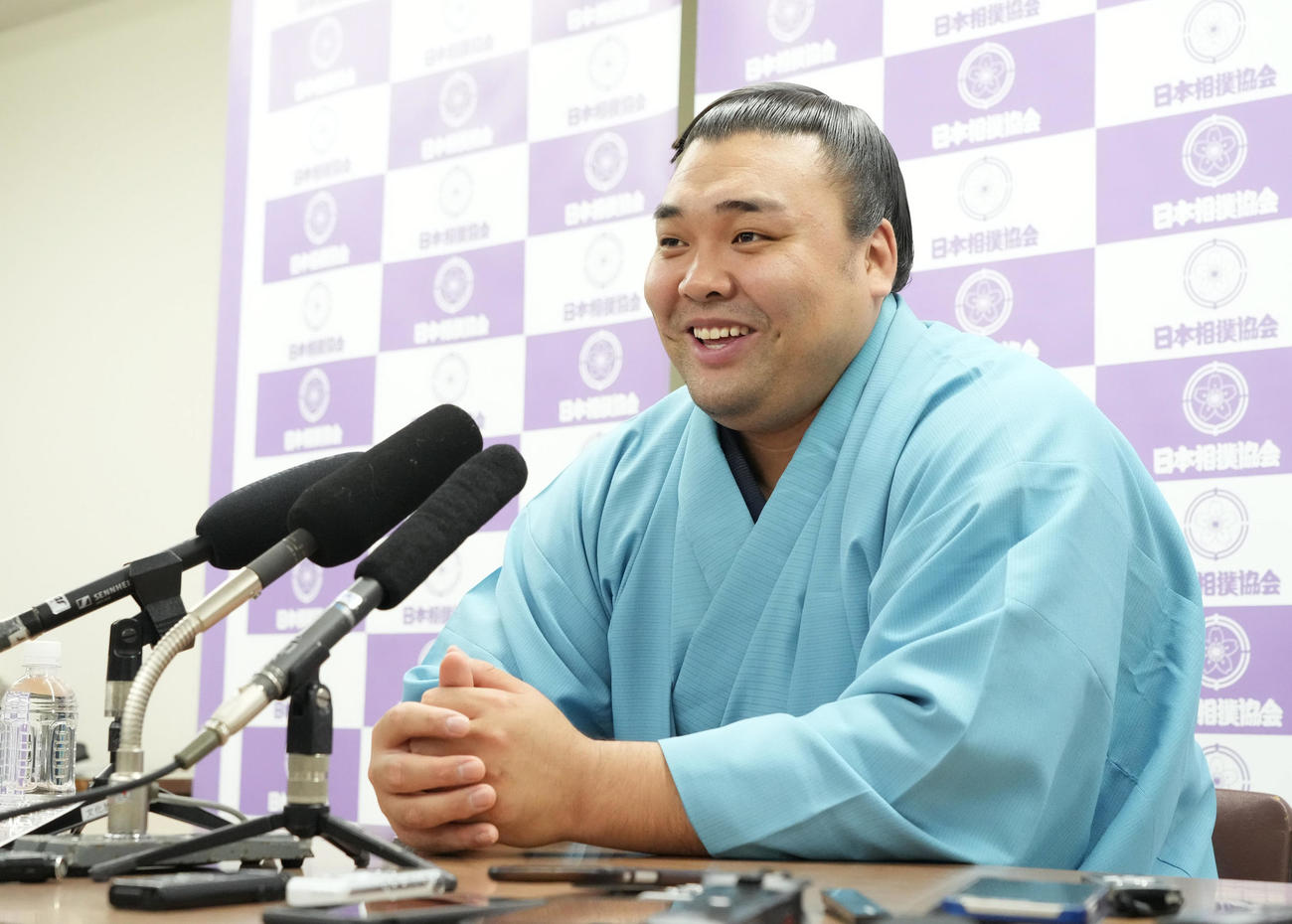 大相撲夏場所の番付発表で笑顔を見せる霧馬山（撮影・小沢裕）