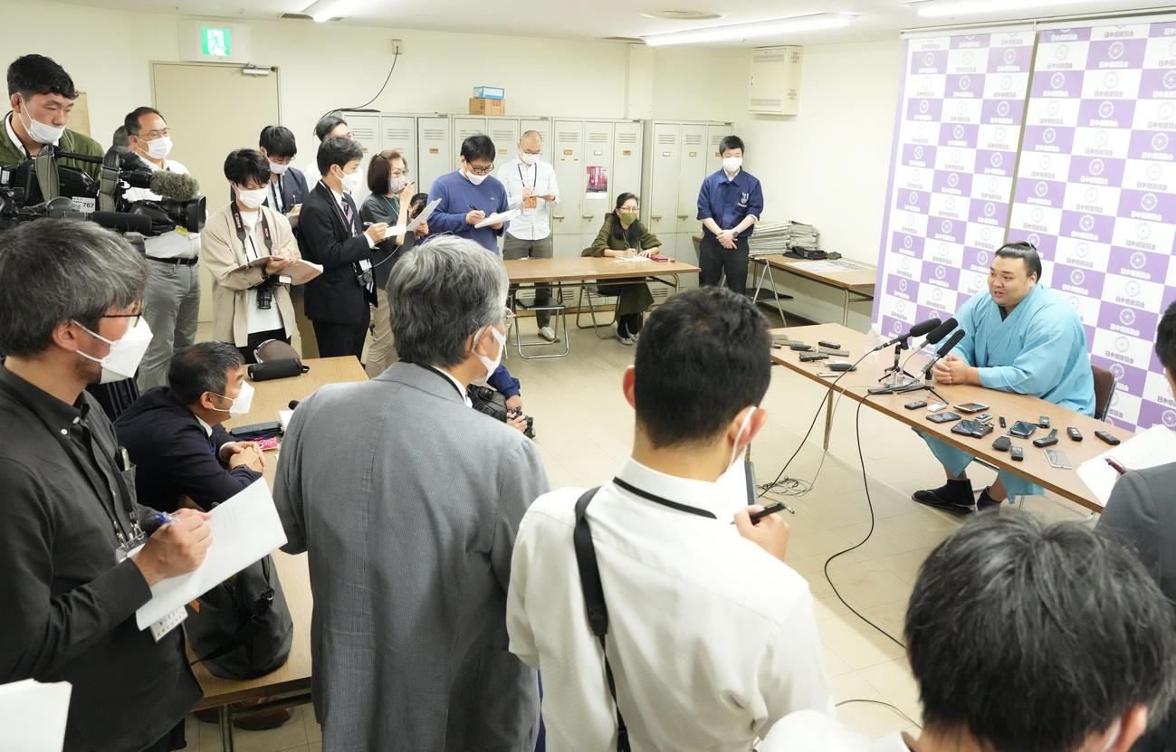 コロナによる取材規制が解除され大勢の報道陣に公開された大相撲夏場所の番付発表会見で笑顔を見せる霧馬山（撮影・小沢裕）