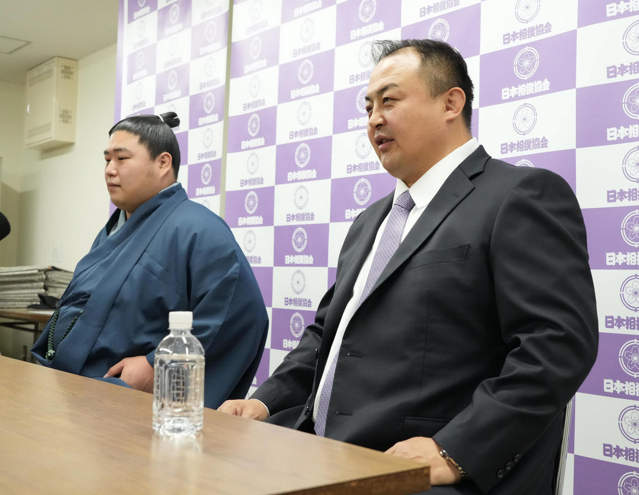 若元春（左）の大相撲夏場所番付発表会見に臨む師匠の荒汐親方（撮影・小沢裕）
