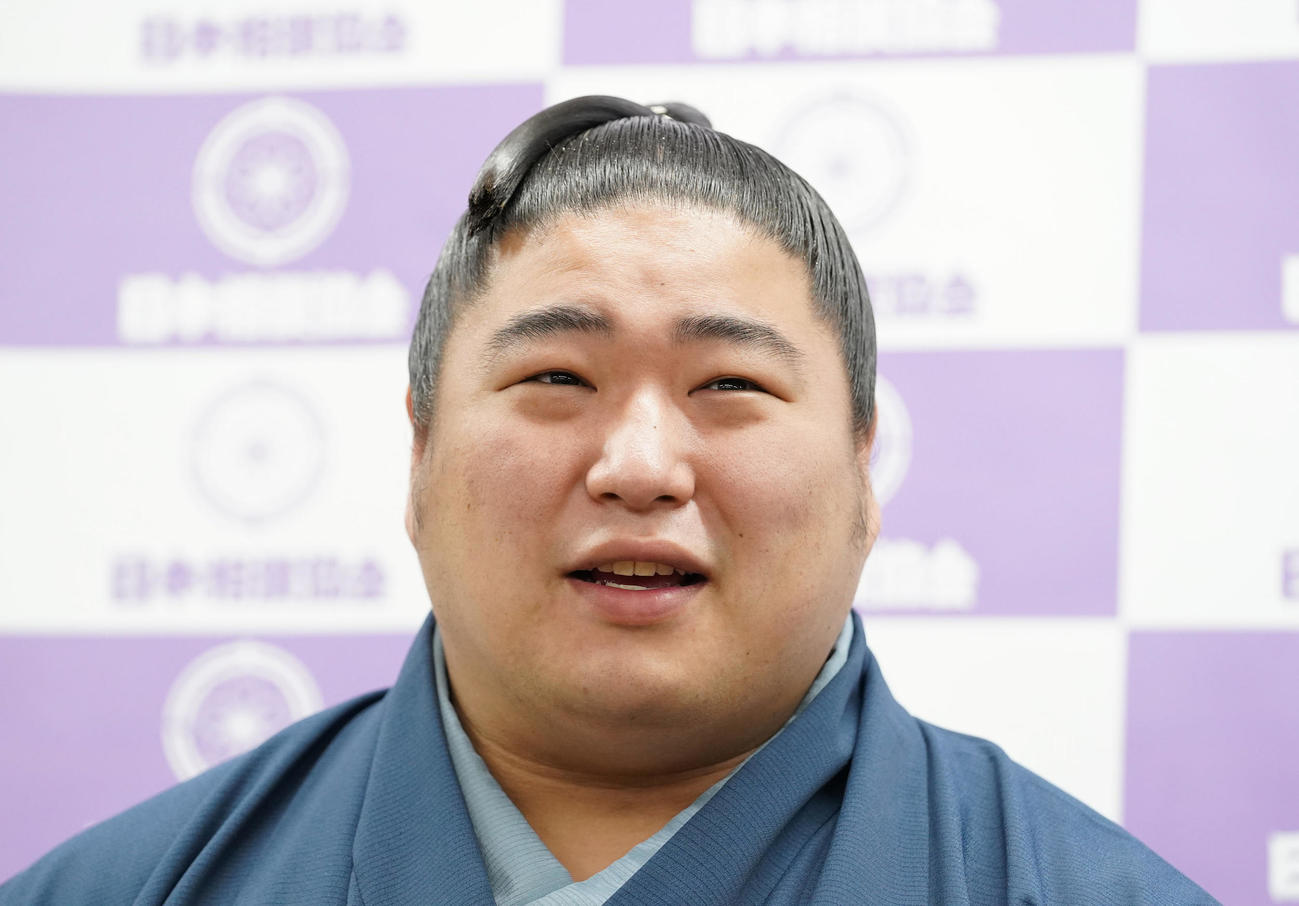 大相撲夏場所の番付発表会見に臨む若元春（撮影・小沢裕）